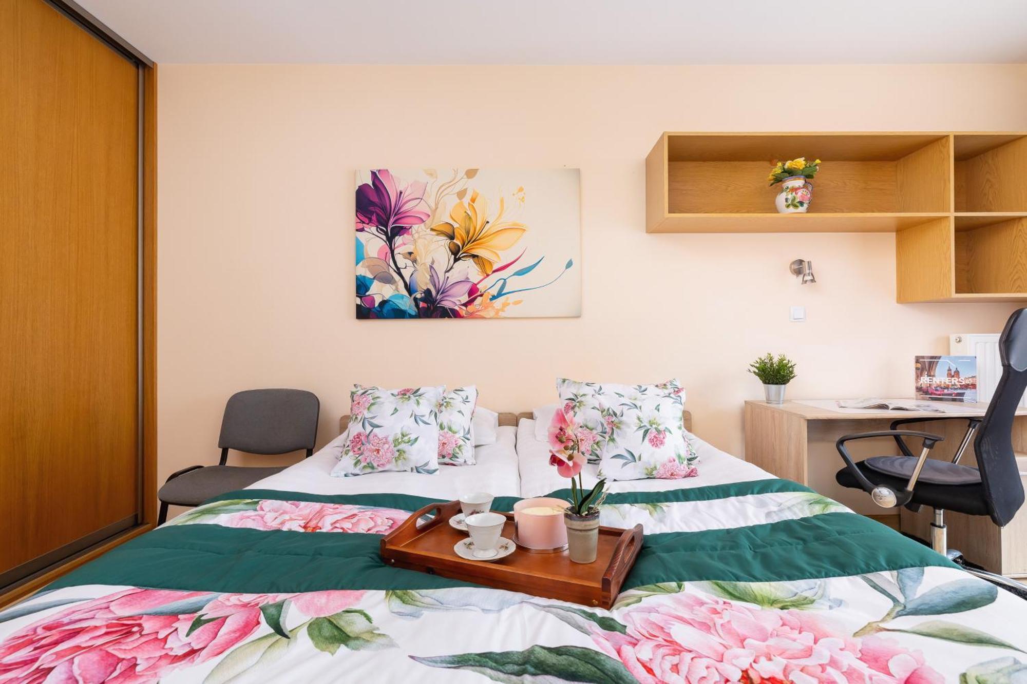 Grzegorzecka Family With Balcony & Parking Cracow By Renters Apartment