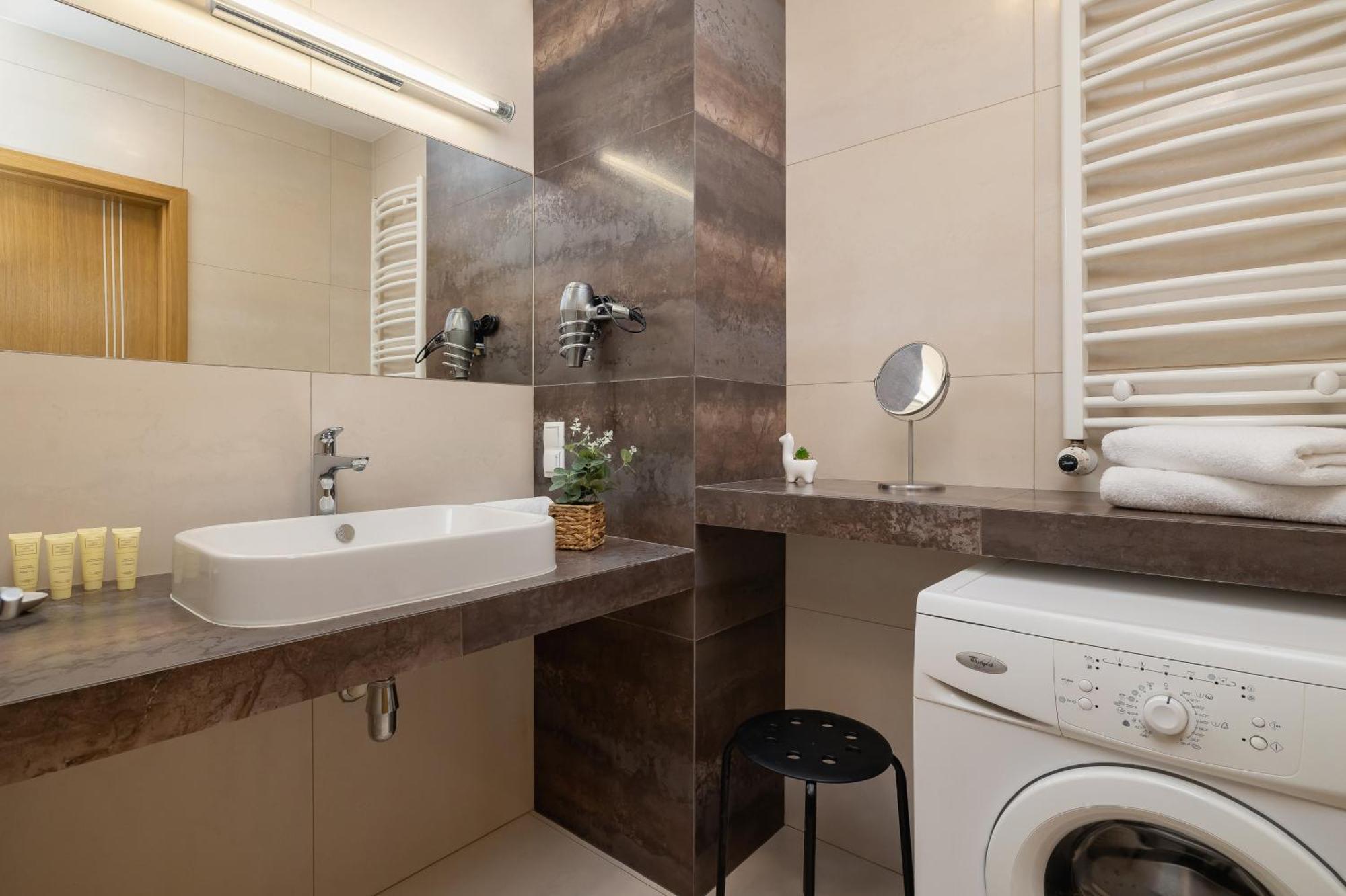 Grzegorzecka Family With Balcony & Parking Cracow By Renters Apartment